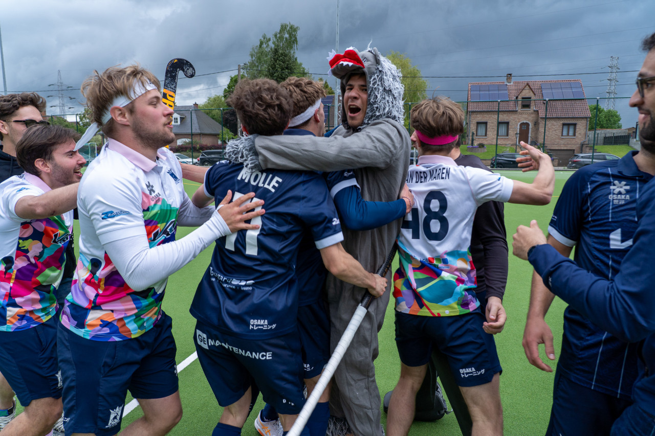 Les joueurs du RLLHC célèbrent avec la mascotte du club