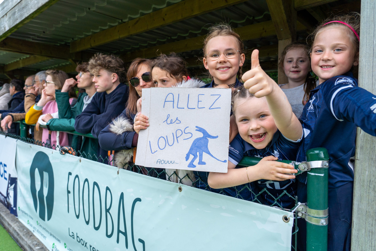 Les jeunes supporters encouragent les Loups depuis les tribunes